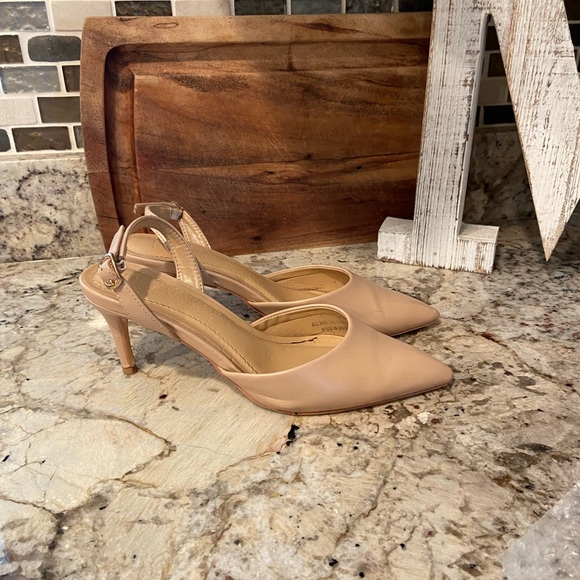 Cynthia Rowley Memory Foam Comfort - Size 6.5 - Beige - Picture 2 of 5